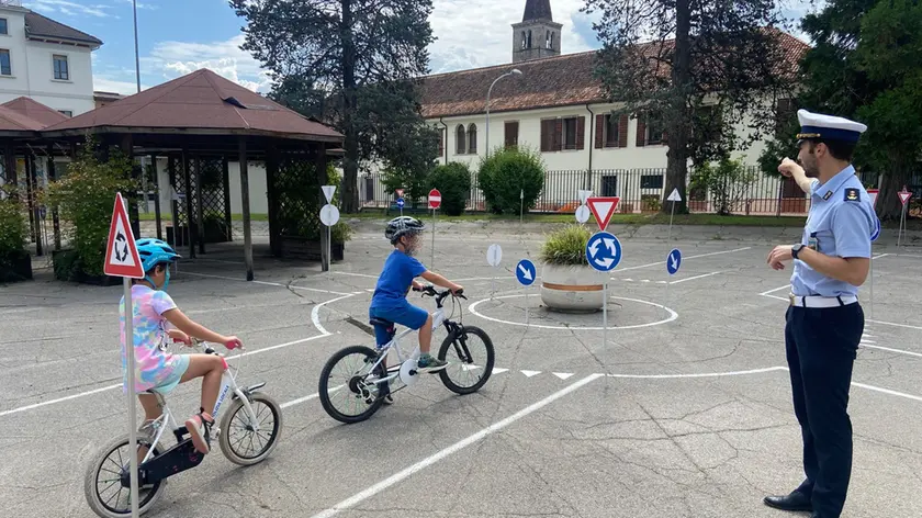 Test in bici per bambini nella sede della polizia locale di Belluno