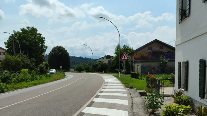 Le zebrature realizzate ai margini della strada regionale al Peron