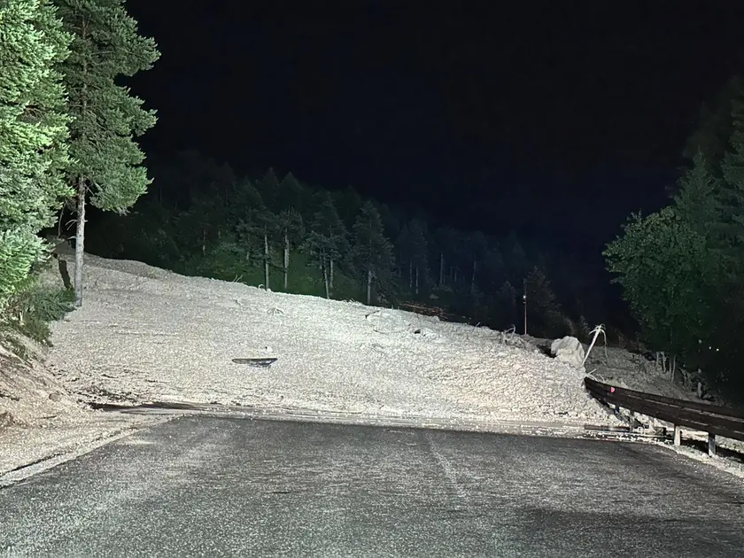La frana sull'Alemagna: oggi, 13 luglio, la strada resta chiusa