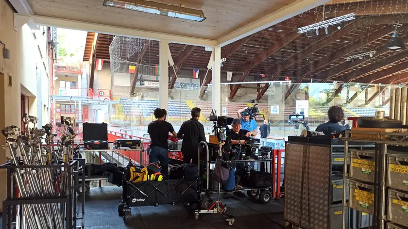 La troupe di "Tempi supplementari" al lavoro al PalaFeltre