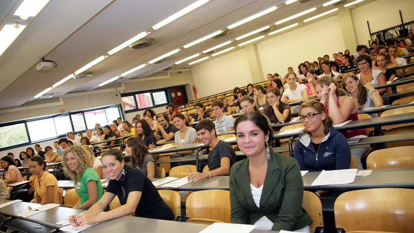 Studenti in un'aula. Turni per la frequenza a Medicina