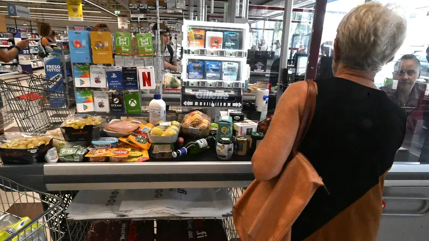 Non si fermano i rincari dei generi alimentari, l’inflazione fa aumentare il costo della vita