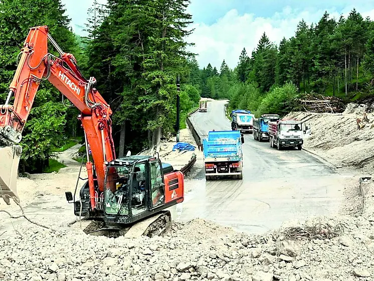 Mezzi al lavoro sull'Alemagna dopo l'ultima frana