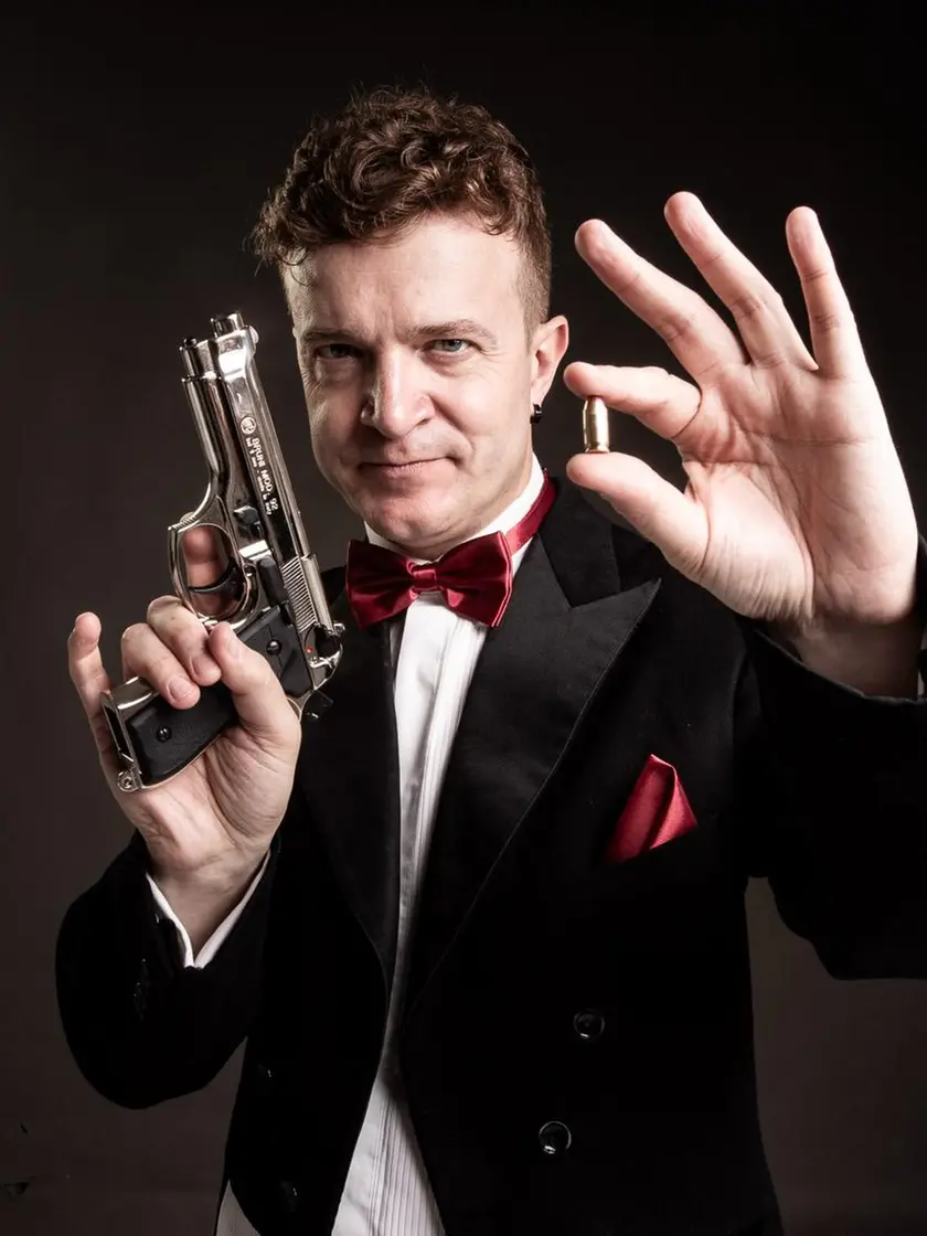 Alex Cendron in scena con il suo nuovo spettacolo Bullet Catch