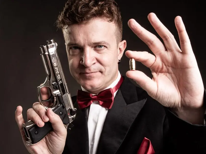 Alex Cendron in scena con il suo nuovo spettacolo Bullet Catch