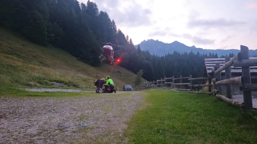 L'intervento dell'elicottero dell'Aiut Alpin Dolomites sopra Longarone