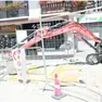 Uno scatto che raccontada solo lo stato attuale dell’area: il negozio Zoom Foto sullo sfondo è coperto da un impianto cantiere