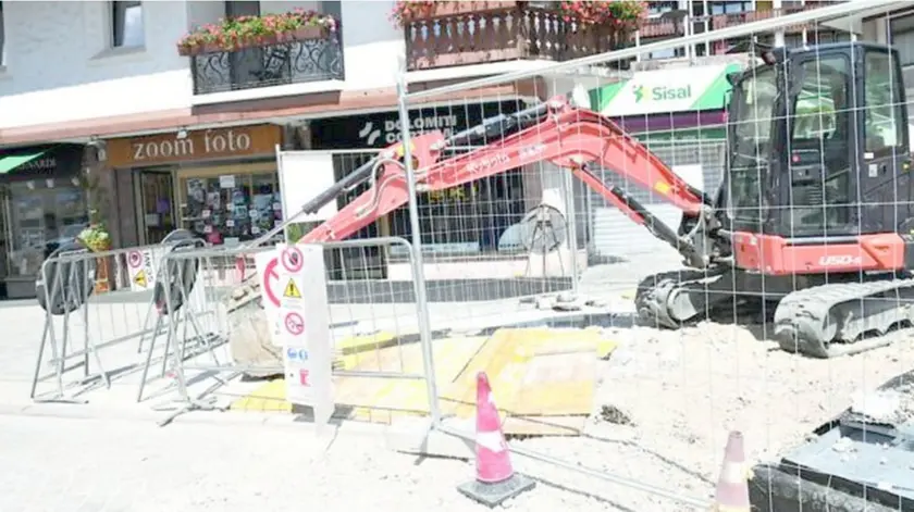 Uno scatto che raccontada solo lo stato attuale dell’area: il negozio Zoom Foto sullo sfondo è coperto da un impianto cantiere