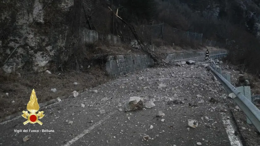 Un'immagine di caduta massi lungo la Cavallera