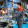 Alcuni operai al lavoro in un’industria manifatturiera