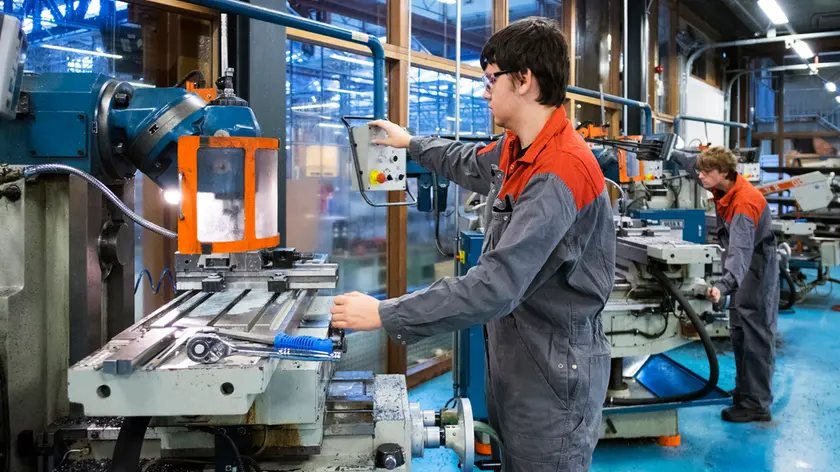 Alcuni operai al lavoro in un’industria manifatturiera