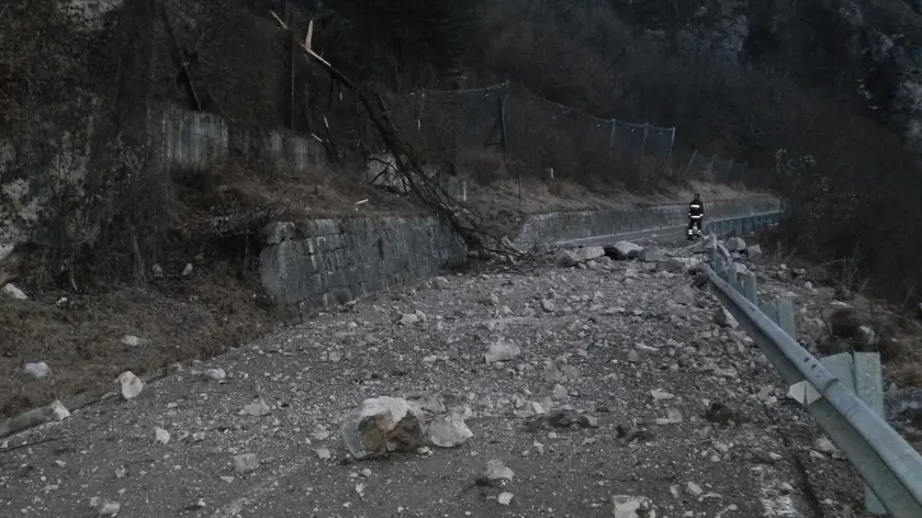 Sassi caduti sulla strada Cavallera
