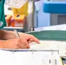 Un medico prende appunti