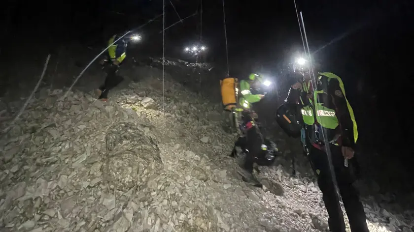 L'intervento dei soccorritori sulla Tofana