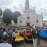 La folla all'esterno della chiesa arcipretale di Lentiai