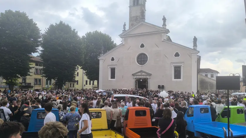 La folla all'esterno della chiesa arcipretale di Lentiai
