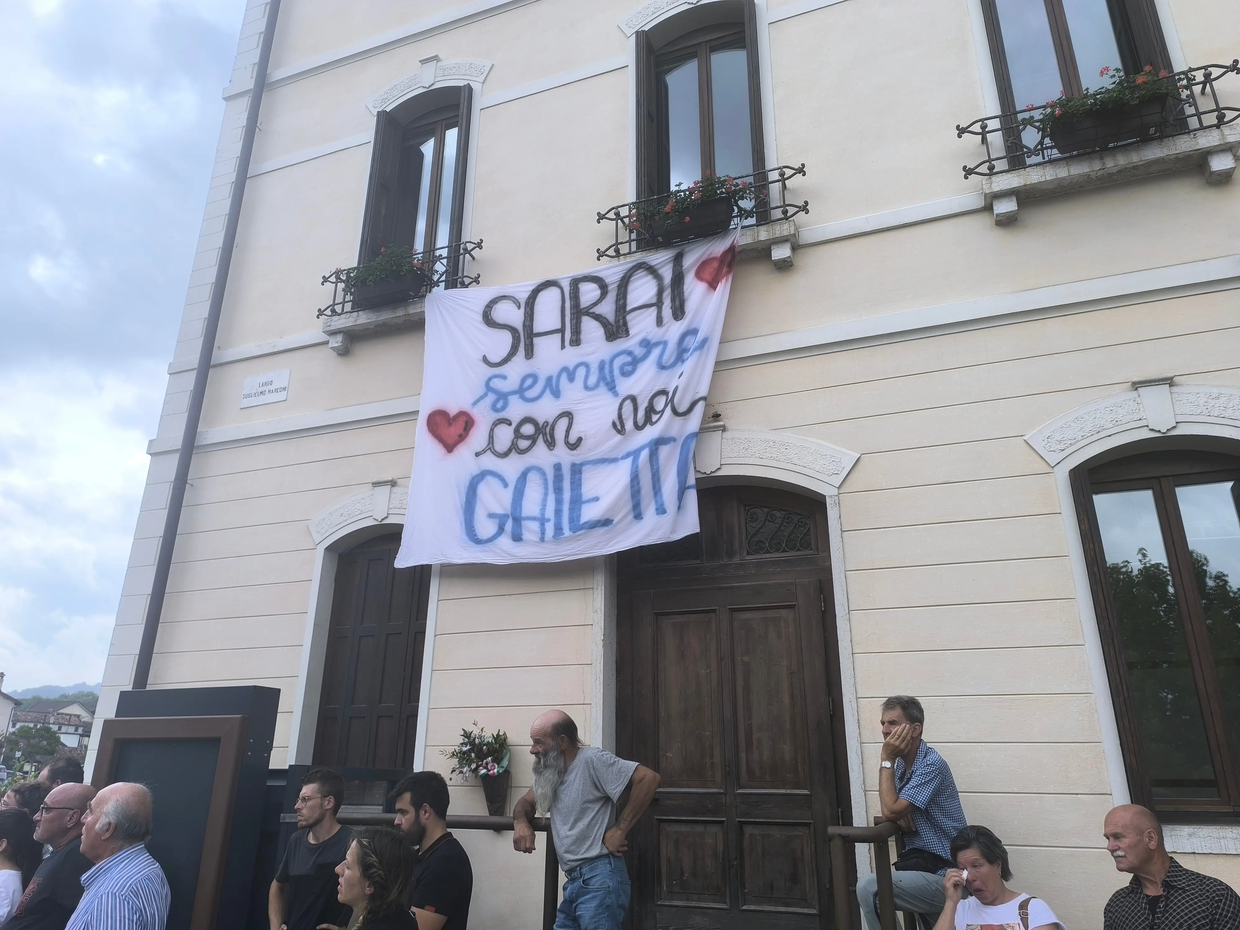 Uno degli striscioni per Gaia De Gol appesi al municipio