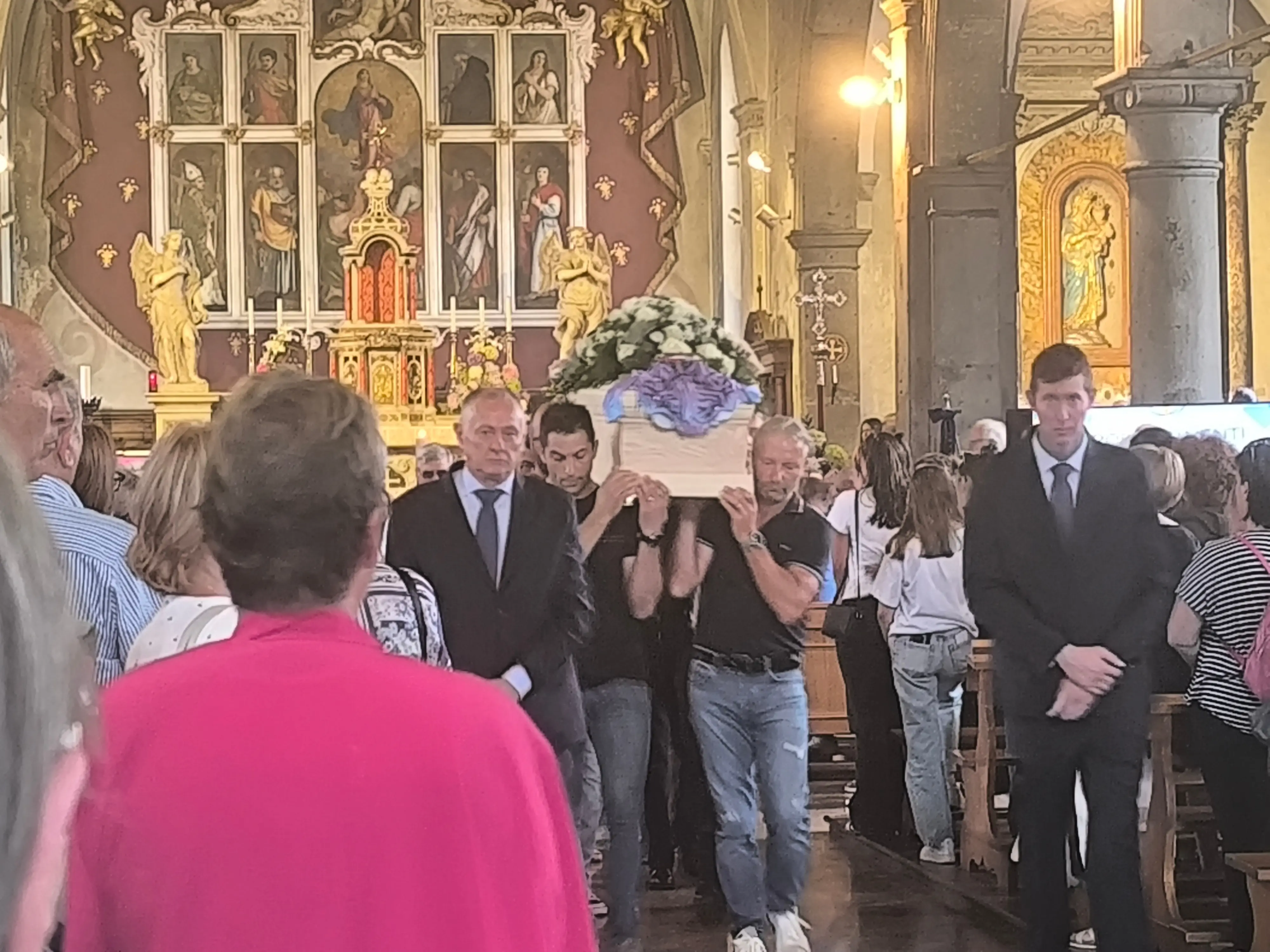 L'uscita del feretro dalla chiesa di Lentiai