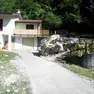 Il masso caduto nel cortile della casa in Valle di Schievenin