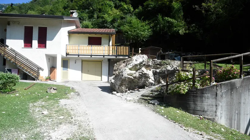 Il masso caduto nel cortile della casa in Valle di Schievenin