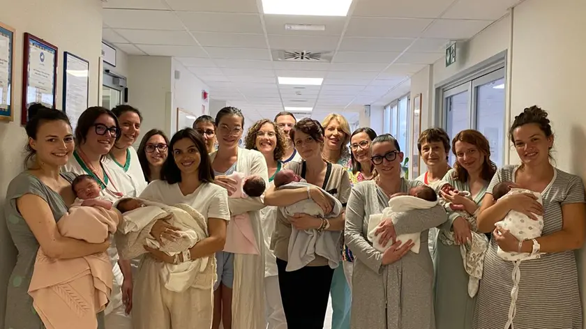 I piccoli con le loro mamme e le ostetriche Giulia e Carlotta, che hanno assistito a questi lieti eventi