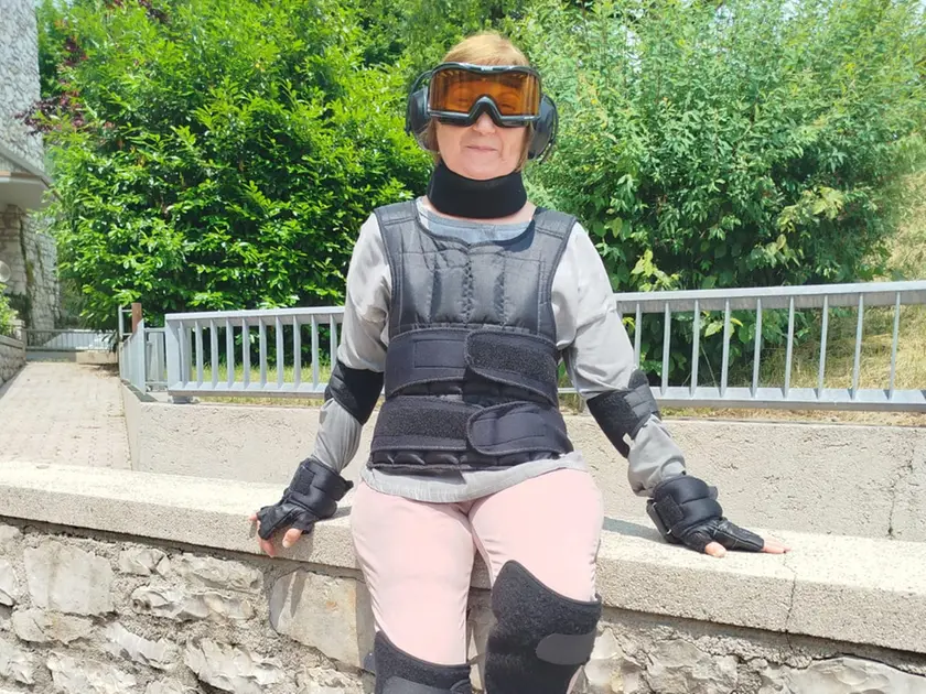La tuta per simulare l'invecchiamento indossata da una operatrice della Rsa di Pedavena