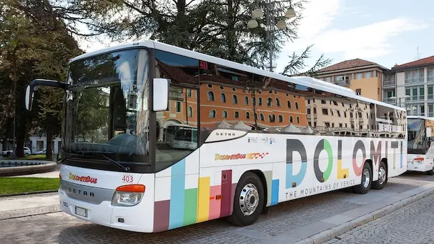 Un pullman di Dolomitibus. Si cercano alloggi per gli autisti in servizio durante le Olimpiadi