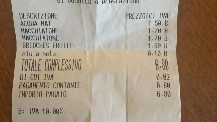 Lo scontrino che riporta i 10 cent per il taglio della brioche