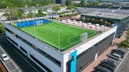 I campi da calcetto a cinque e da padel sul tetto della sede di Came a Dosson di Casier