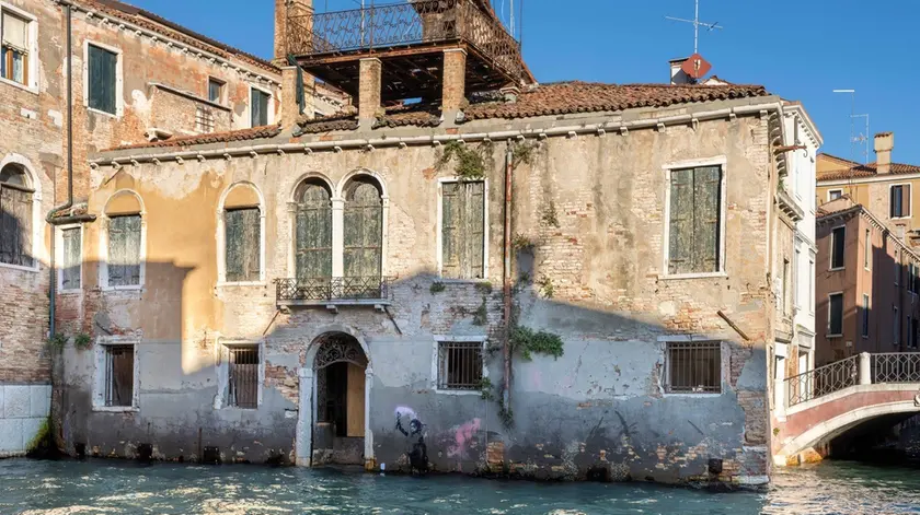 Palazzo San Pantalon con il murale di Banksy prima del distacco