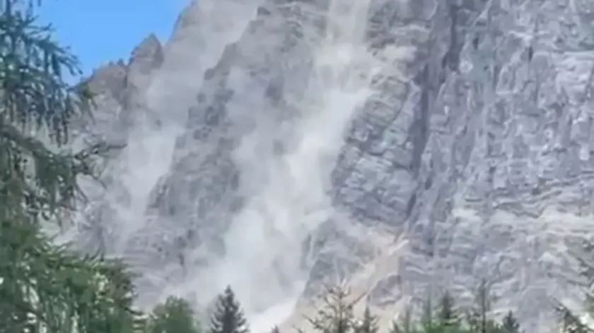Il crollo di materiale roccioso dal Pelmo oggi 27 luglio 2025