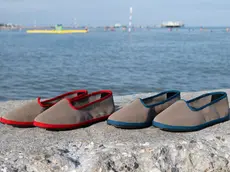 La collaborazione tra RE49 e Lignano Pineta trasforma vecchi teli da spiaggia in scarpe artigianali di design,