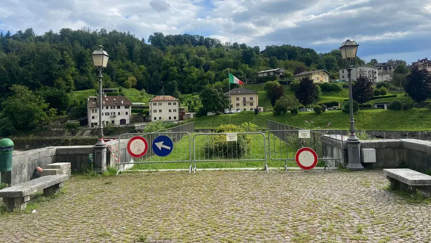 ll pontet a Borgo Piave: dalla struttura si stanno staccando sassi pericolosi per la sicurezza delle persone