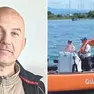 Francesco Sguazzin e, a destra, la barca della guardia costiera