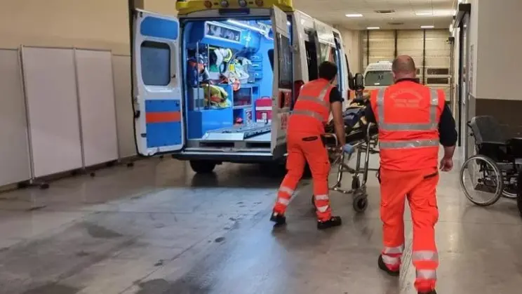 L'uomo è stato portato al Pronto soccorso dopo l'aggressione del pitbull