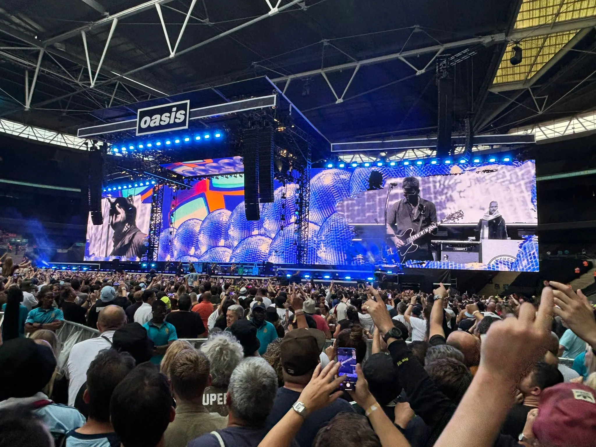 Un momento del concerto degli Oasis a Wembley con 90 mila persone