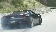 Una fuoriserie che sfreccia sul passo Staulanza