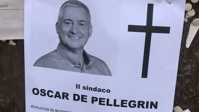 L'epigrafe con il volto del sindaco Oscar De Pellegrin affissa sulle bacheche comunali