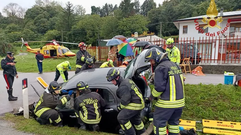 I soccorritori al lavoro attorno all'auto finita fuori strada lungo la Feltrina a Quero
