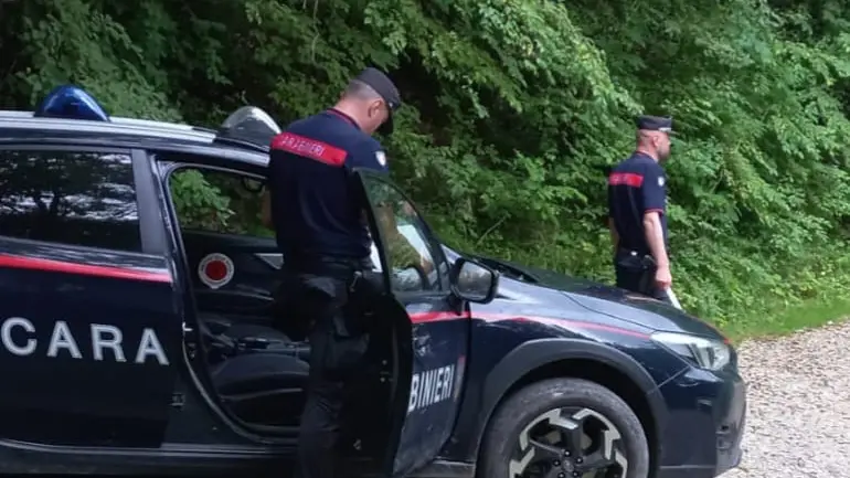 Una gazzella dei carabinieri lungo una strada silvopastorale per eseguire i controlli del caso