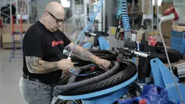 Un operaio al lavoro su una linea di produzione di bici della Fantic