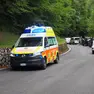 L'ambulanza del Pronto soccorso di Feltre mentre lascia il punto dell'incidente sulla strada Cadorna