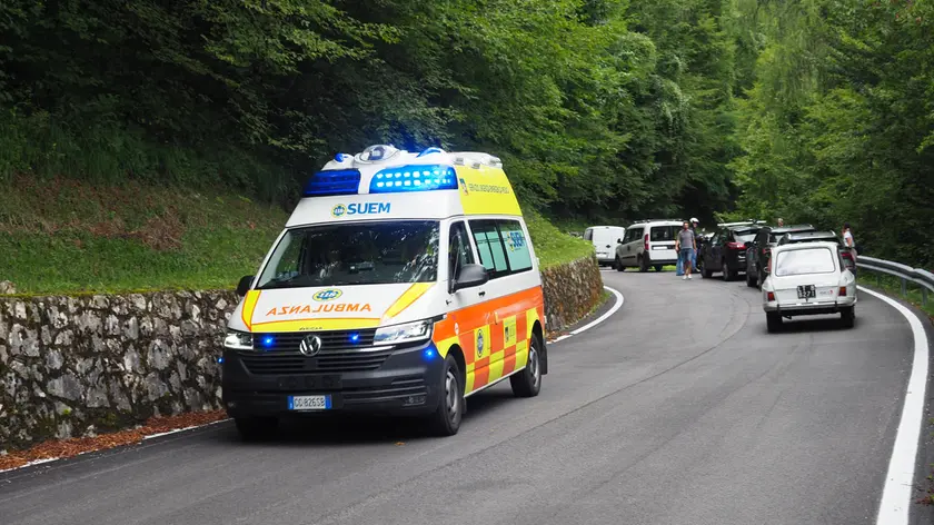 L'ambulanza del Pronto soccorso di Feltre mentre lascia il punto dell'incidente sulla strada Cadorna