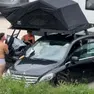 Campeggio improvvisato lungo una strada dei passi dolomitici