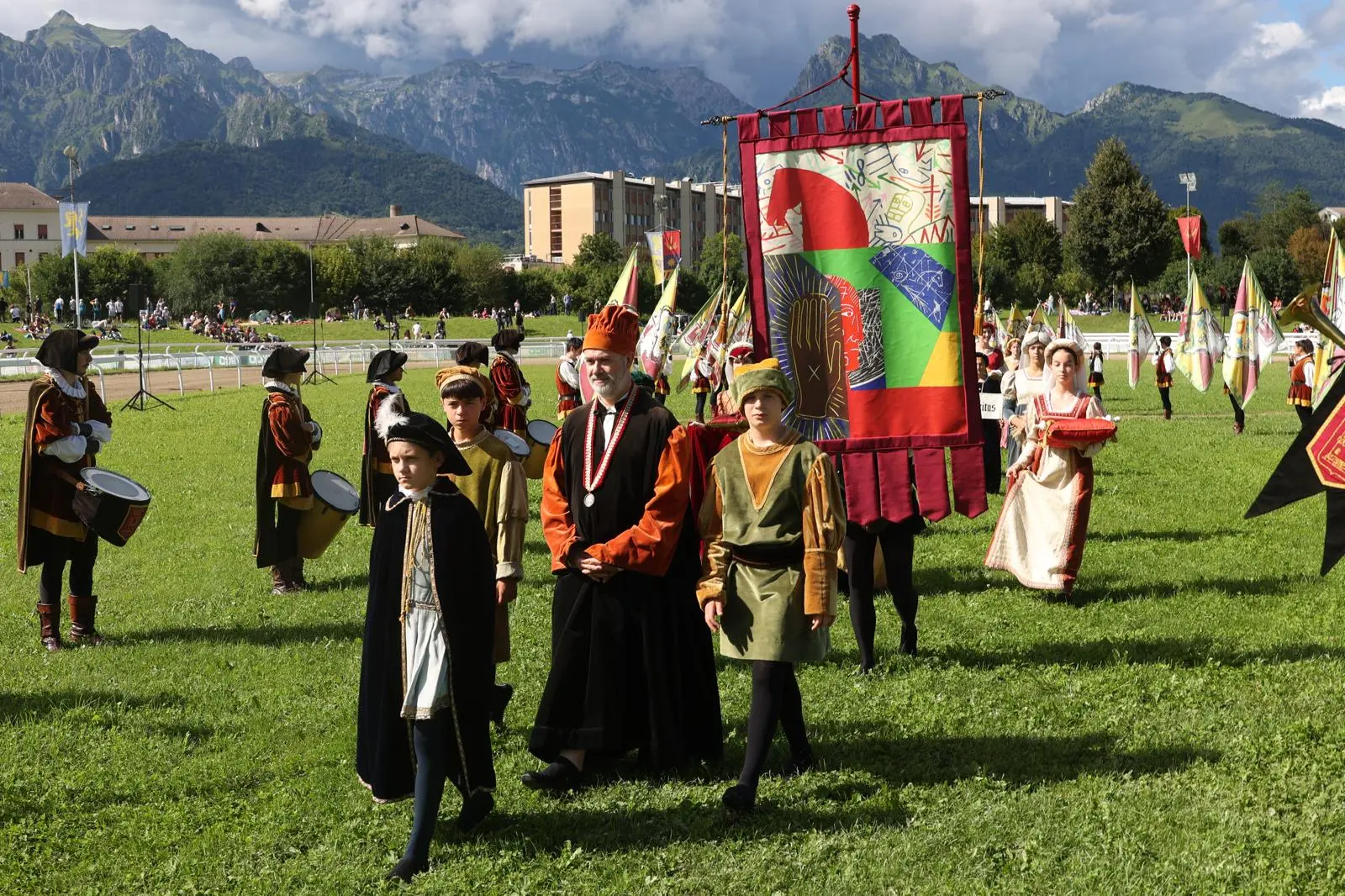 Il drappo del Palio di Feltre dipinto da Mimmo Paladino fa il suo ingresso a Pra' del Moro