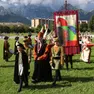 Il drappo del Palio di Feltre dipinto da Mimmo Paladino fa il suo ingresso a Pra' del Moro