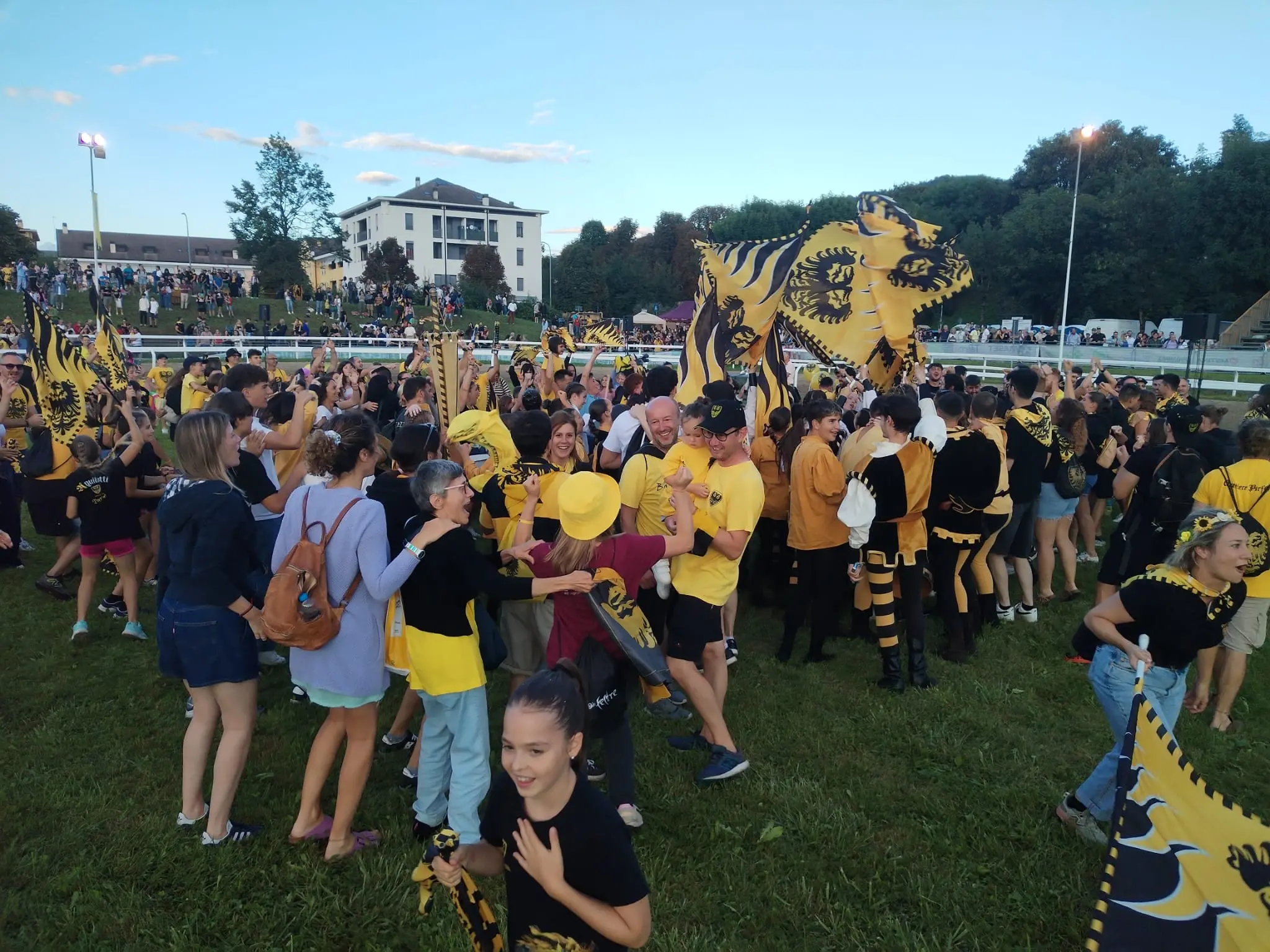 L'esplosione di gioia di Por'Oria all'annuncio della vittoria del Palio di Feltre 2025
