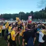 I contradaioli di Port'Oria alzano al cielo il drappo dipinto da Mimmo Paladino per il Palio di Feltre 2025