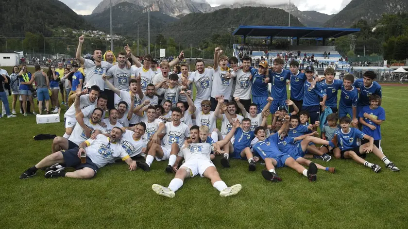 Foto di gruppo per i due Taibon che hanno trionfato al Torneo agordino