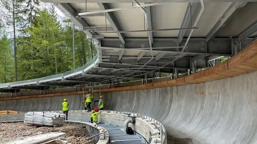 Operai al lavoro nella pista da bob di Cortina